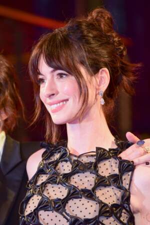 Anne Hathaway adopte la frange rideau et le messy bun à Berlin en 2023
