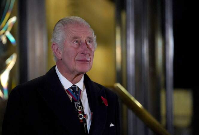 Le roi Charles III ému en dévoilant une statue de la reine Élisabeth II alors à son arrivée au Royal British Legion Festival of Remembrance au Royal Albert Hall à Londres
