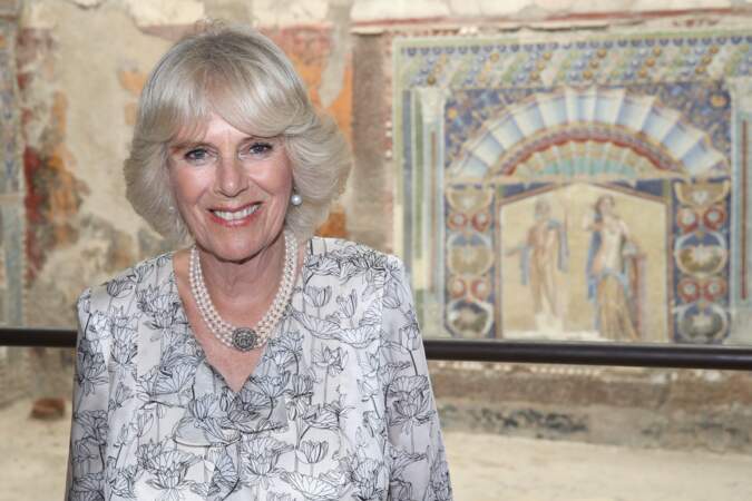 Camilla Parker-Bowles, duchesse de Cornouailles en visite en Italie en 2017, sur le site archéologique d'Herculanum , près de Naples