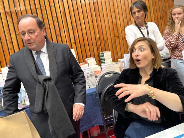 Julie Gayet et François Hollande lors de la 41ème Foire du Livre de Brive dans La Halle Brassens, à Brive-la-Gaillarde, le 11 novembre 2023