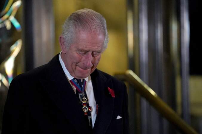 Le roi Charles III ému en dévoilant une statue de la reine Élisabeth II à son arrivée au Royal British Legion Festival of Remembrance au Royal Albert Hall à Londres