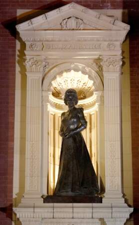 Le roi Charles III et la reine Camilla ont dévoilé une statue de la reine Élisabeth II et une autre du prince Philip à leur arrivée au Royal British Legion Festival of Remembrance au Royal Albert Hall à Londres