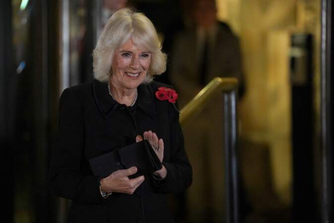 La reine Camilla dévoile une statue du prince Phili alors qu'elle arrive au Royal British Legion Festival of Remembrance au Royal Albert Hall à Londres
