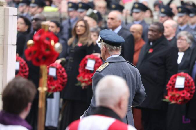 Charles III honore les disparus des deux guerres mondiales lors de la cérémonie Remembrance Sunday au Cénotaphe à Londres le 12 novembre 2023.