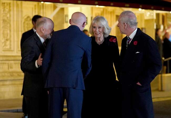 Le roi Charles III, la reine Camilla, le président du Royal Albert Hall Ian McCulloch et son directeur James Ains cough au Royal British Legion Festival of Remembrance au Royal Albert Hall à Londres