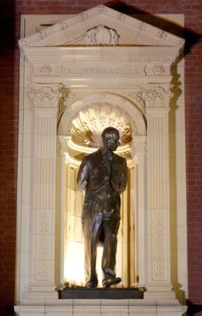 Le roi Charles III et la reine Camilla ont dévoilé une statue de la reine Élisabeth II et une autre du prince Philip à leur arrivée au Royal British Legion Festival of Remembrance au Royal Albert Hall à Londres