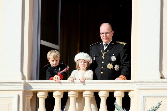 La famille princière de Monaco apparaît au balcon du palais lors de la fête nationale de Monaco
