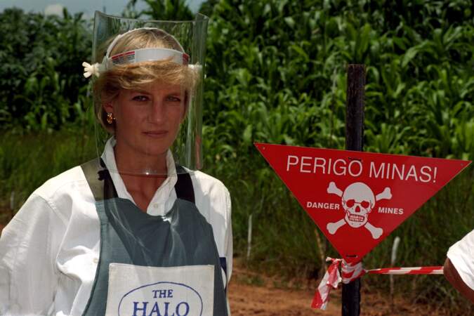 Lady Di visite un champ de mines anti-personnelles en Angola en 1997, quelques mois avant sa mort.