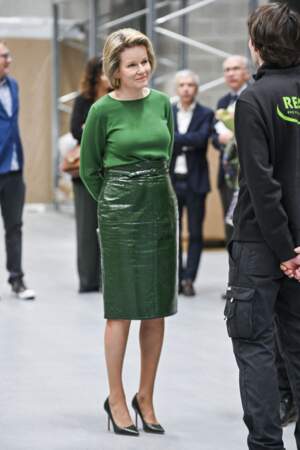 La Reine Mathilde visite la société Realco Louvain-la-Neuve (Belgique) dans un total look vert