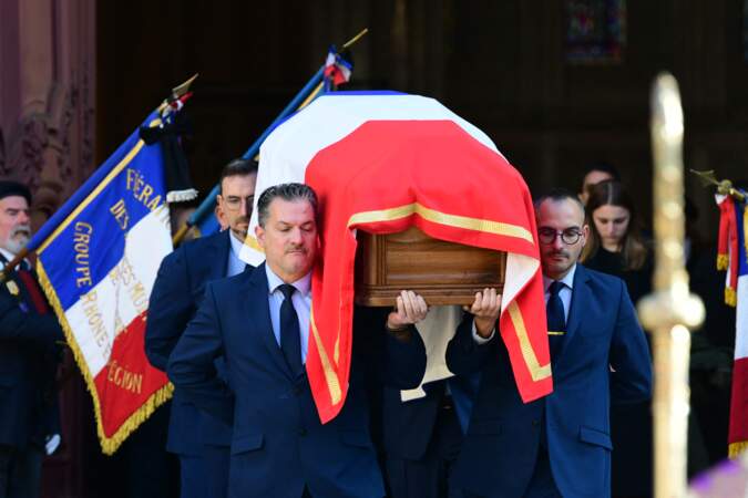 Sortie des obsèques de Gérard Collomb en la cathédrale Saint-Jean à Lyon le 29 novembre 2023