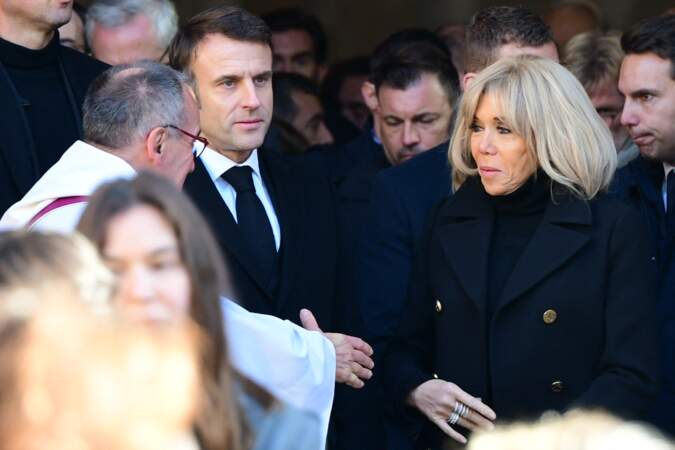 Emmanuel et Brigitte Macron à la sortie des obsèques de Gérard Collomb en la cathédrale Saint-Jean à Lyon le 29 novembre 2023