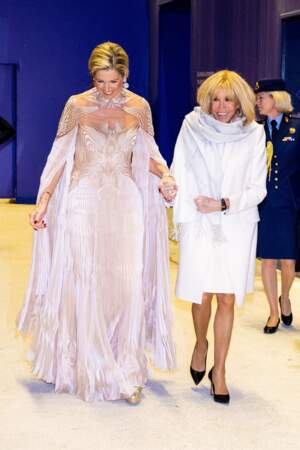 La reine Maxima des Pays-Bas et la Première Dame Brigitte Macron lors de l'ouverture de l'exposition "Sculpter les sens" d'Iris van Herpen au Musée des Arts Décoratifs de Paris