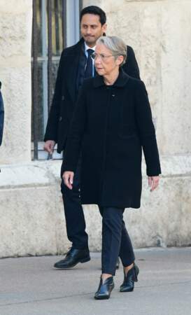 Élisabeth Borne arrive aux obsèques de Gérard Collomb le 29 novembre 2023, en la cathédrale Saint-Jean, dans le Vieux-Lyon