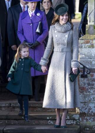 La famille royale britannique assiste à la messe de Noël en l'église Sainte-Marie-Madeleine à Sandringham