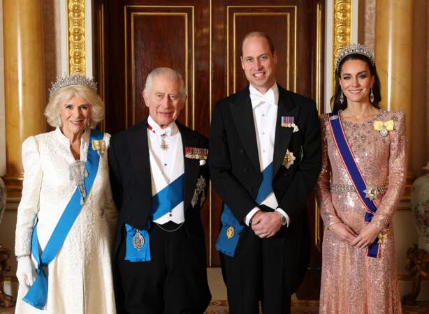 La reine Camilla, le roi Charles III, le prince William et la princesse Kate Middleton réunis lors d'une réception pour les corps diplomatiques au palais de Buckingham, à Londres, le 5 décembre 2023.