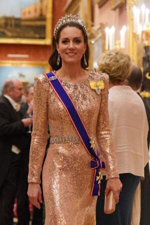 Kate Middleton en robe Jenny Packham lors d'une réception pour les corps diplomatiques au palais de Buckingham à Londres
