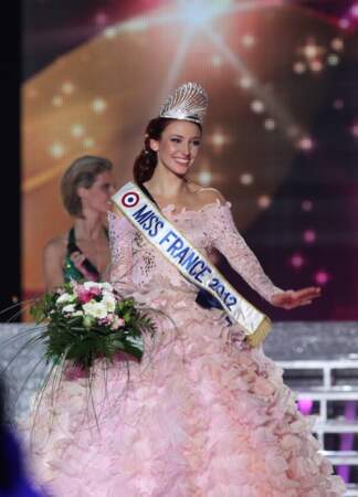 Delphine Wespiser, Miss France 2012, en robe rose à manches roses et jupe bouffante en froufrous