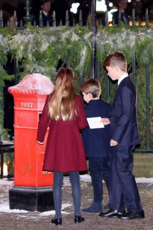 Avant de suivre le concert de Noël, George, Charlotte et Louis ont glissé leur lettre au Père Noël, le 8 décembre 2023