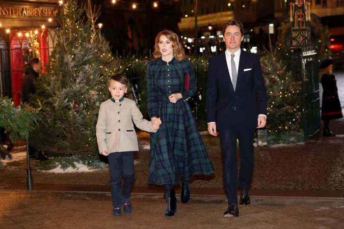 Beatrice d'York, son mari Edoardo Mapelli Mozzi et son beau-fils arrivent à l'abbaye de Westminster pour son traditionnel concert de Noël "Together At Christmas", à Londres, le 8 décembre 2023
