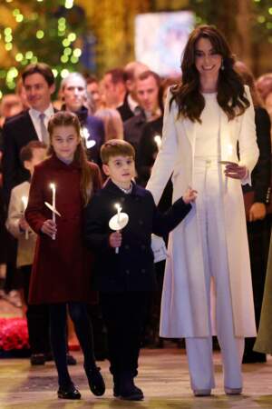 Kate Middleton veille sur son fils cadet le prince Louis lors. du concert de Noël à l'abbaye de Westminster, le 8 décembre 2023