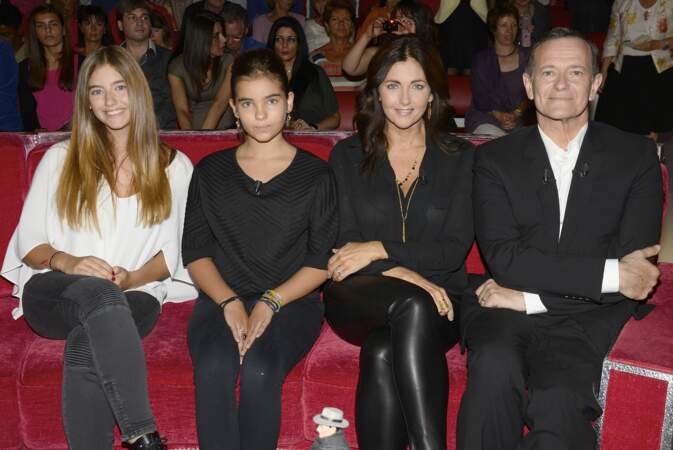 Francis Huster aux côtés de Cristina Reali et leurs filles