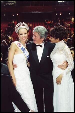 Élodie Gossuin, Miss France 2001, en robe blanche bustier