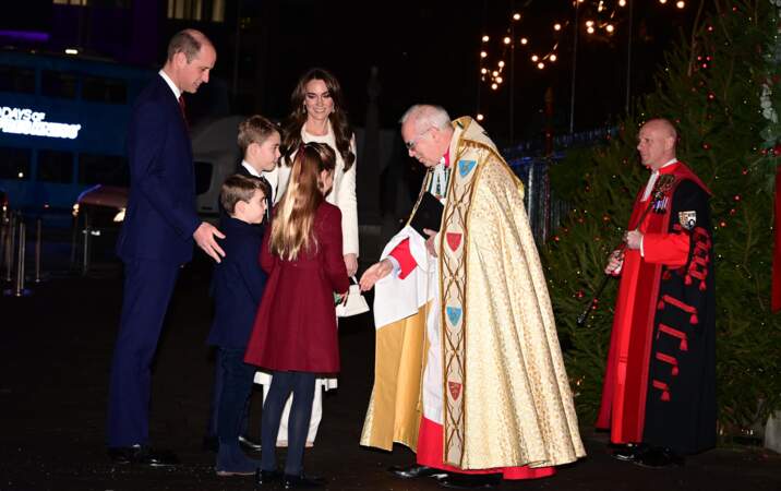 Kate Middleton entourée de son époux le prince William et ses trois enfants George, Charlotte et Louis, le 8 décembre 2023