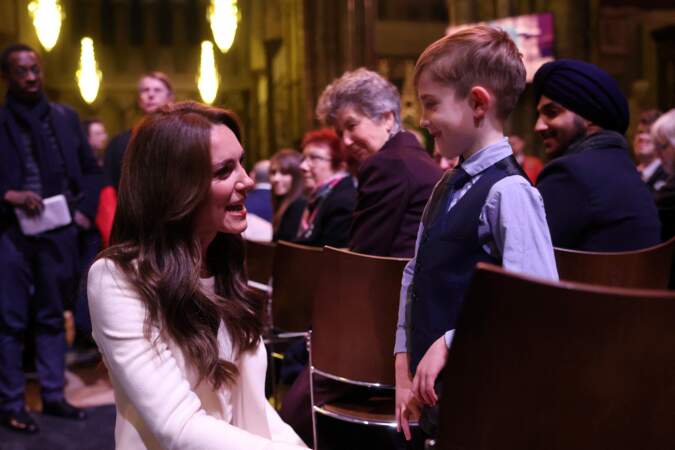 Quelques minutes avant le concert de Noël, Kate Middleton discute avec un jeune garçon dans l'abbaye de Westminster, le 8 décembre 2023