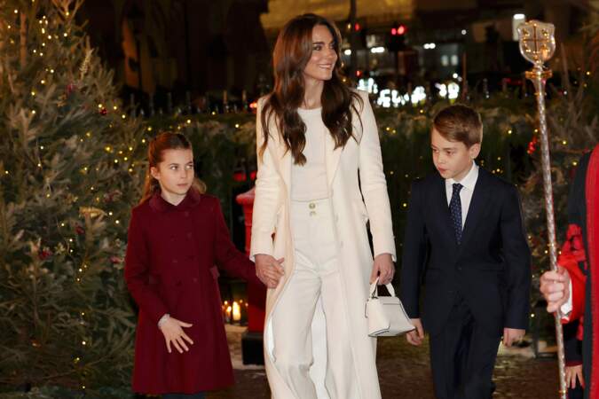 Kate Middleton complice avec sa fille la princesse Charlotte lors de leur arrivée à l'abbaye de Westminster, le 8 décembre 2023