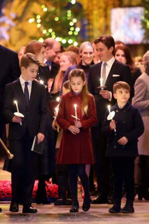 Le prince George, la princesse Charlotte et le prince Louis tiennent des bougies pendant le concert de Noël à l'abbaye de Westminster, le 8 décembre 2023