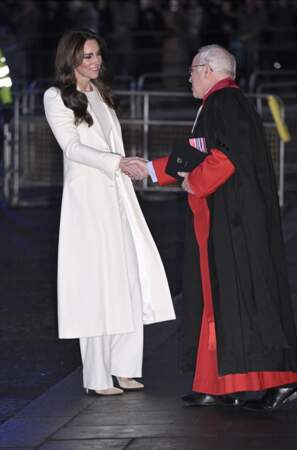 Kate Middleton rivalise dans un total look blanc lors du traditionnel concert de Noël "Together At Christmas", à Londres, le 8 décembre 2023