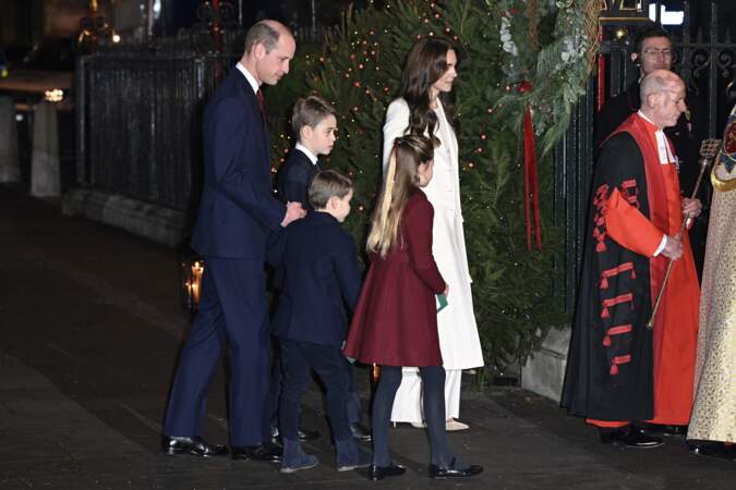 Le prince William et Kate Middleton font leur entrée dans l'abbaye de Westminster accompagnés de leurs trois enfants George, Charlotte et Louis, le 8 décembre 2023