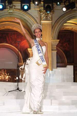 Sonia Rolland, Miss France 2000, en robe bustier blanche avec jupe fourreau