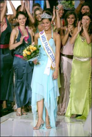Cindy Fabre, Miss France 2005, en robe bleu ciel à la jupe asymétrique