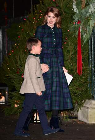 Beatrice d'York tient tendrement la main de son beau-fils Christopher Woolf pour faire leur entrée dans l'abbaye de Westminster, à Londres, le 8 décembre 2023 