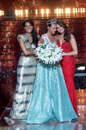 Indira Ampiot, Miss France 2023, en robe bustier bleu ciel à motifs argentés