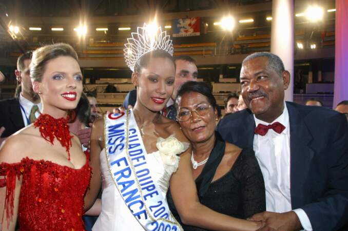 Corinne Coman, Miss France 2003, en robe blanche de princesse, avec une fleur sur l'épaule