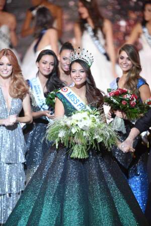 Vaimalama Chaves Miss France 2019, dans une longue robe scintillante en dégradé de vert