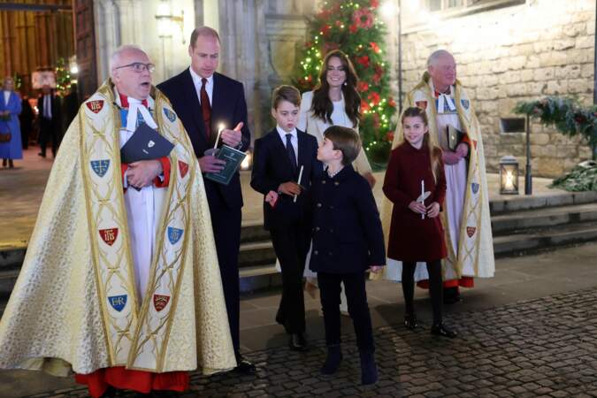 Le prince William, Kate Middleton et leurs trois enfants quittent l'abbaye de Westminster après la cérémonie de chants royaux, le 8 décembre 2023