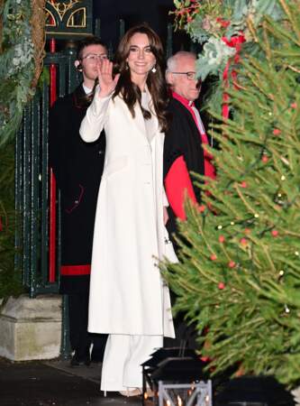 Kate Middleton salue la foule avant son entrée en l'abbaye de Westminster, à Londres, le 8 décembre 2023