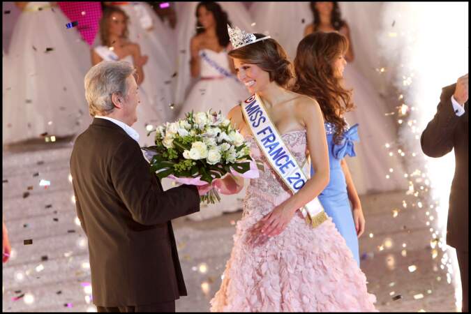 Laury Thilleman, Miss France 2011, en robe bustier rose brodée de cristaux