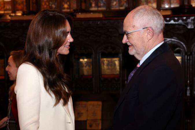 Kate Middleton s'entretien avec l'acteur britannique Jim Broadbent quelques minutes avant le concert traditionnel de Noël, le 8 décembre 2023