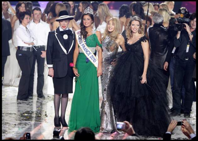 Malika Ménard, Miss France 2010, en robe fluide verte, à manches épaules dénudées