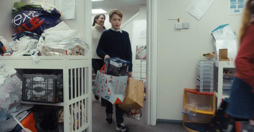 Le prince George prépare des sacs-cadeaux de Noël pour les et ses enfants aident à préparer des sacs-cadeaux de Noël pour des familles dans le besoin à Holyport, le 11 décembre 2023