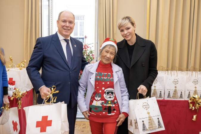 Charlene de Monaco remet des paquets à la Croix Rouge monégasque le 14 décembre 2023