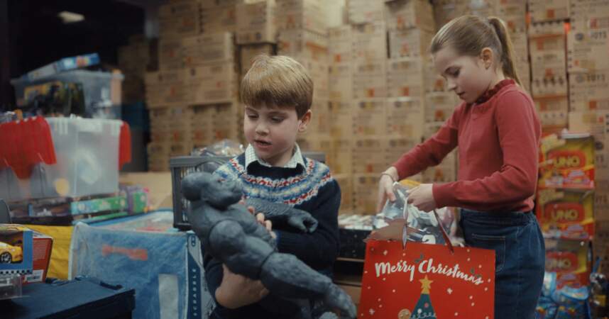 Le prince Louis et la princesse Charlotte préparent des sacs-cadeaux de Noël pour les et ses enfants aident à préparer des sacs-cadeaux de Noël pour des familles dans le besoin à Holyport, le 11 décembre 2023