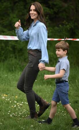 Le prince Louis participe à la journée du bénévolat "Big Help Out" à Slough, le 8 mai 2023