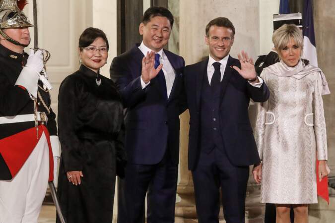 Le président français, Emmannuel Macron accompagné de sa femme, Brigitte Macron reçoit Ukhnaagiin Khürelsükh, Président de la Mongolie et sa femme Bolortsetseg pour un dîner d'état, au Palais de l'Elysée, Pari