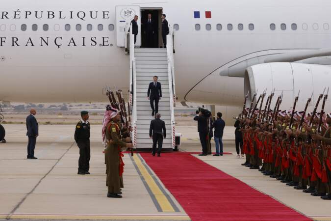 Le président de la République Emmanuel Macron s'est tout d'abord rendu en Jordanie le 21 décembre 2023