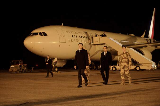 Puis Emmanuel Macron a rejoint dans la soirée la base aérienne française projetée au Levant à Safawi